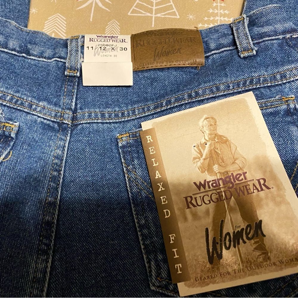 NWT Wrangler Relaxed Fit Womens Insulated Jeans, size 30Wx30L. (J64) - Picture 5 of 11